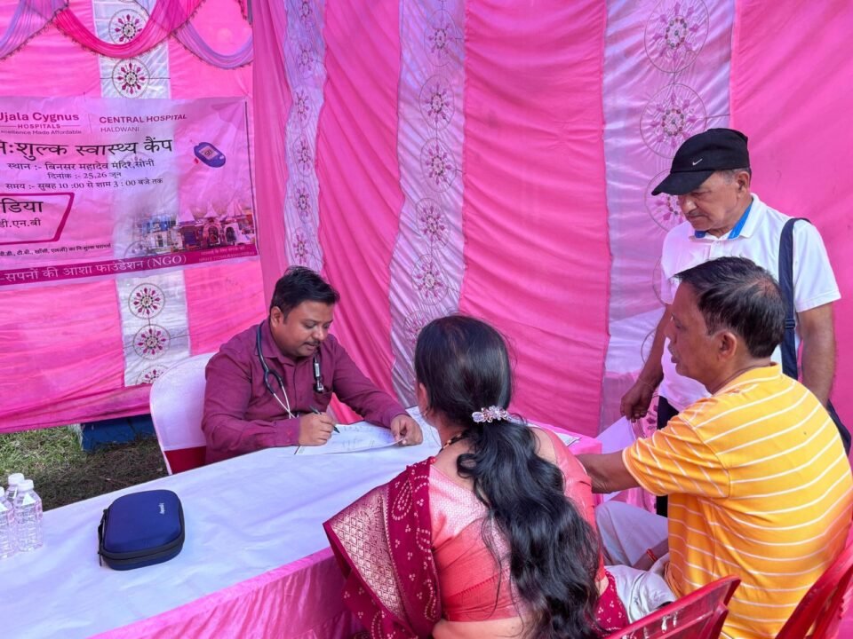 Under the aegis of the Sapno Ki Asha Sansthan, the team from Ujala Cygnus Hospital organized a health camp in Binsar for the second consecutive day and conducted health check-ups for 117 patients.