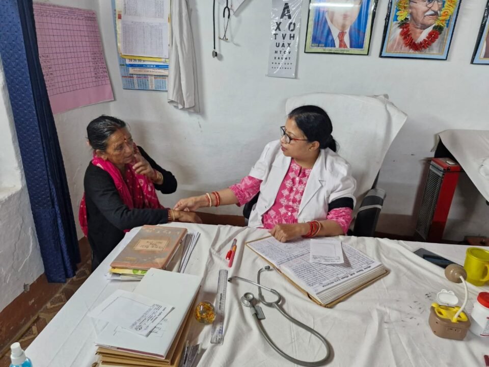 Ayurvedic doctors are deeply dissatisfied with the government's neglectful attitude; they staged a protest for the second consecutive day by wearing black armbands.