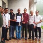 Hundreds of villagers in a remote area are facing difficulties due to the absence of an Aadhaar center; a memorandum has been submitted to the District Magistrate.
