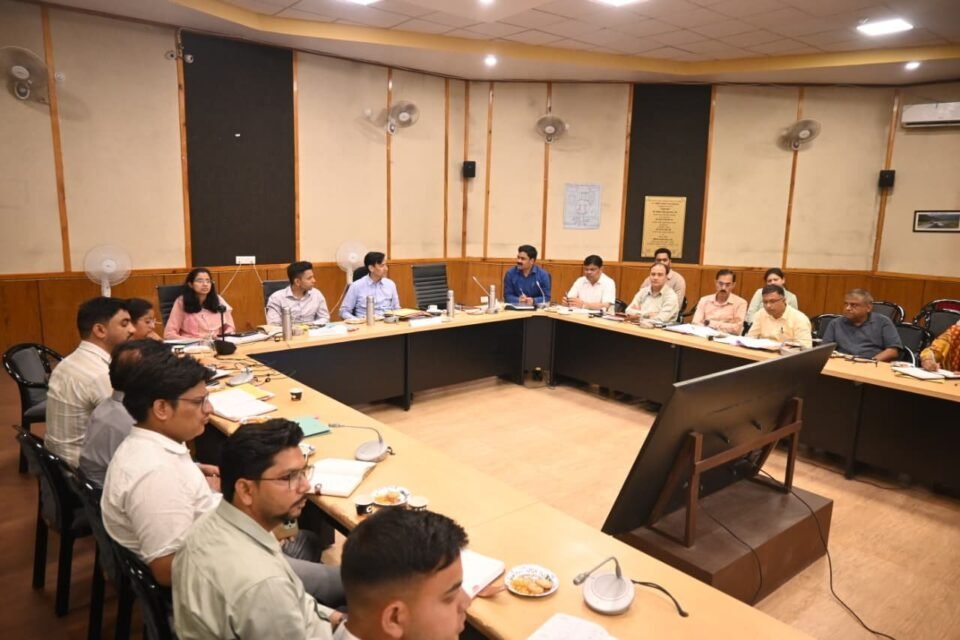 Kumaon Commissioner inspects remedial works at the Kwarab slide zone; issues instructions regarding quality and timeliness.