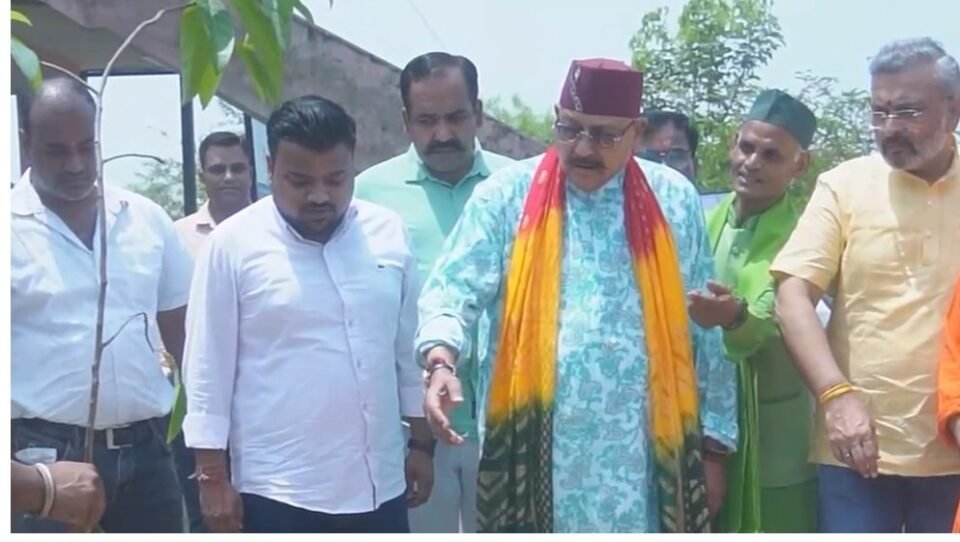 Maharaj administered a pledge for environmental conservation on the occasion of the folk festival Harela.
