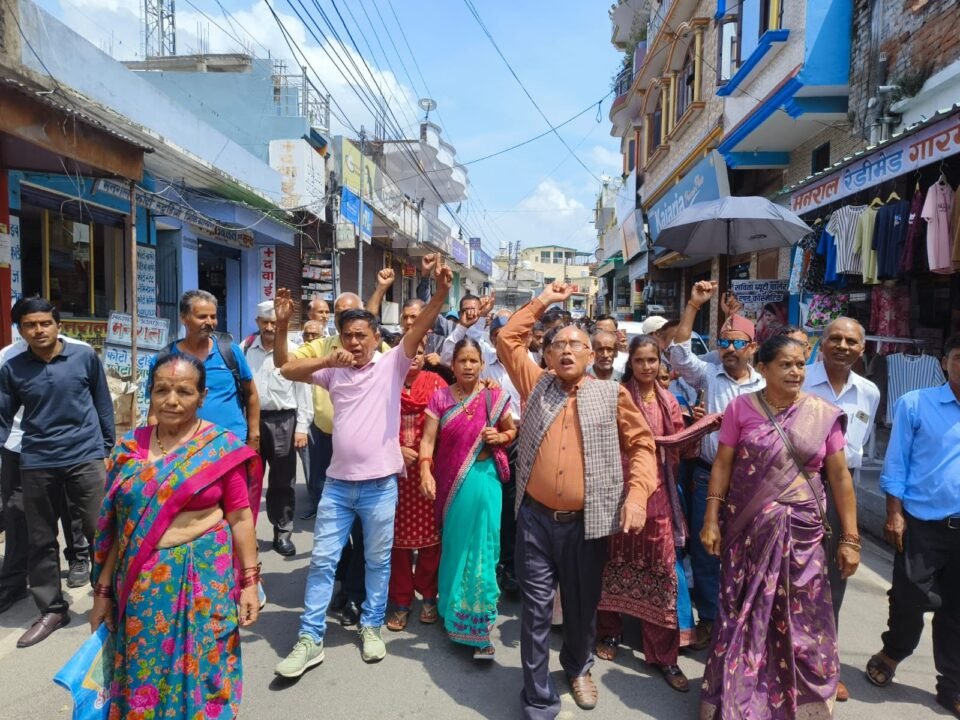 Massive protest held at the Bhikiasain Tehsil headquarters demanding the Naula-Manila drinking water pumping scheme.