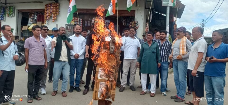 Protest at Syalde T-junction against the Jantar Mantar lathi-charge; various organizations voiced their opposition.