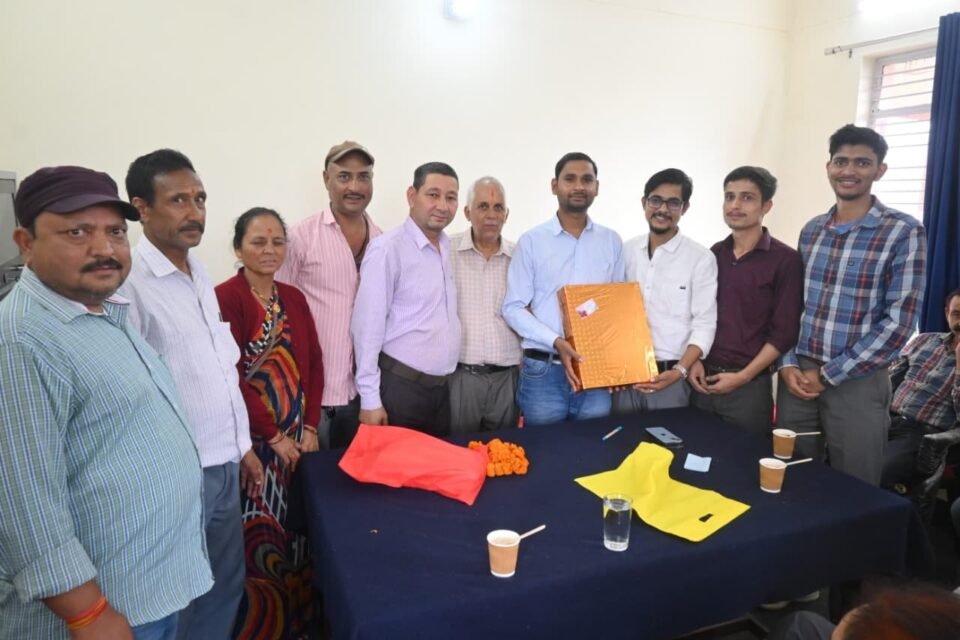 Sundar Kumar Gautam, Additional District Information Officer in Almora, has been transferred to Pithoragarh; staff and journalists bade him an emotional farewell.