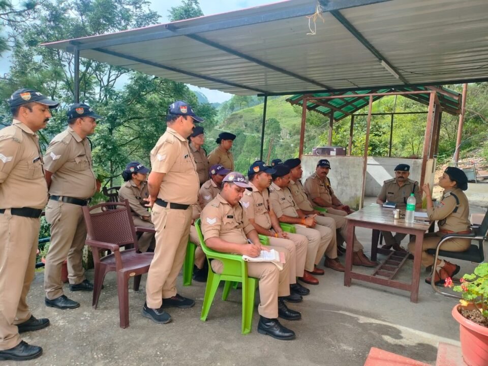 The CO of Ranikhet visited the Salt police station and inquired about the issues faced by the personnel.