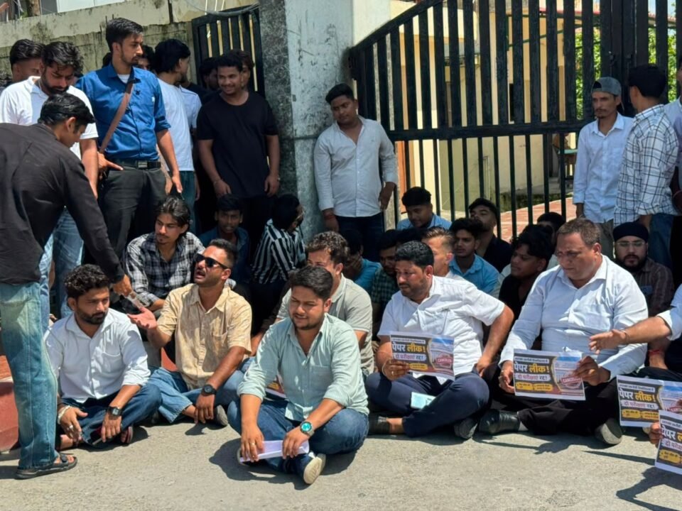 The protesting students demanded the resignation of the Higher Education Minister.