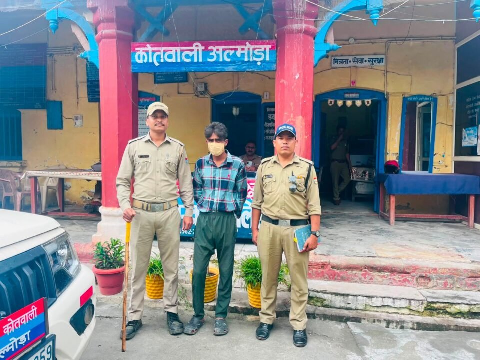 Almora Kotwali police arrested an accused against whom a warrant had been issued and who was absconding from the court.