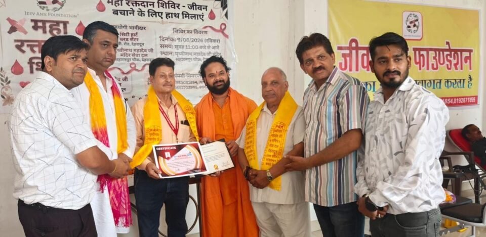 Anil Verma, a 155-time blood donor, receives the Blood Donor Motivator Award.