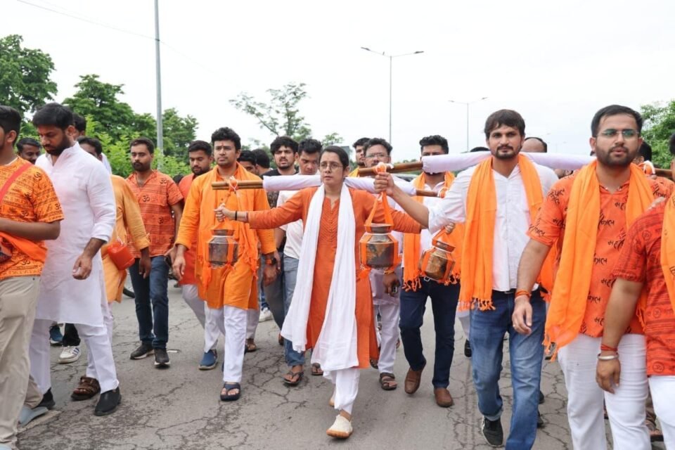 BJP Yuva Morcha National President Tejasvi Surya arrived at Virbhadra, Rishikesh, carrying a Kanwar along with hundreds of youths.