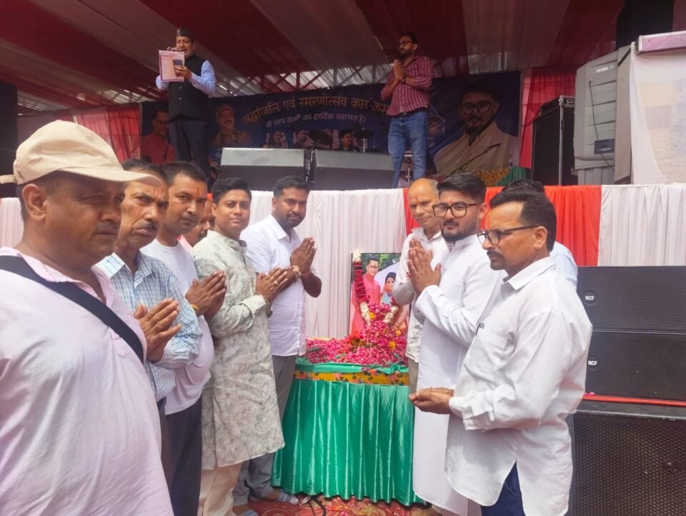 Crowd flocks to the birth anniversary event of the former MLA and his wife; folk singers deliver a magnificent performance.