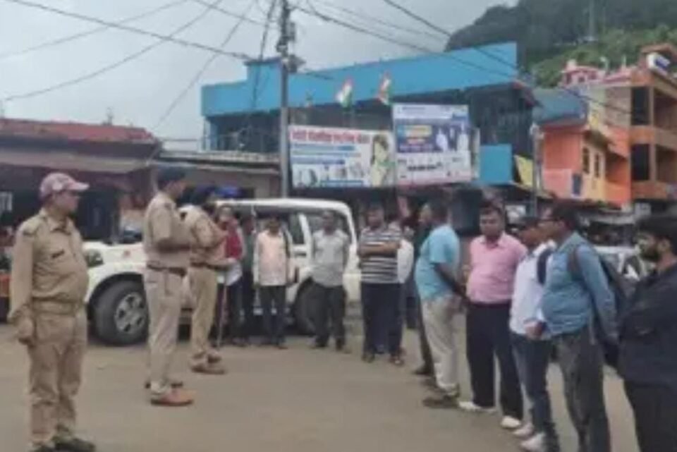 Police conduct public awareness campaign in Bhatraunjkhan market; provide information on cybercrime and traffic rules.