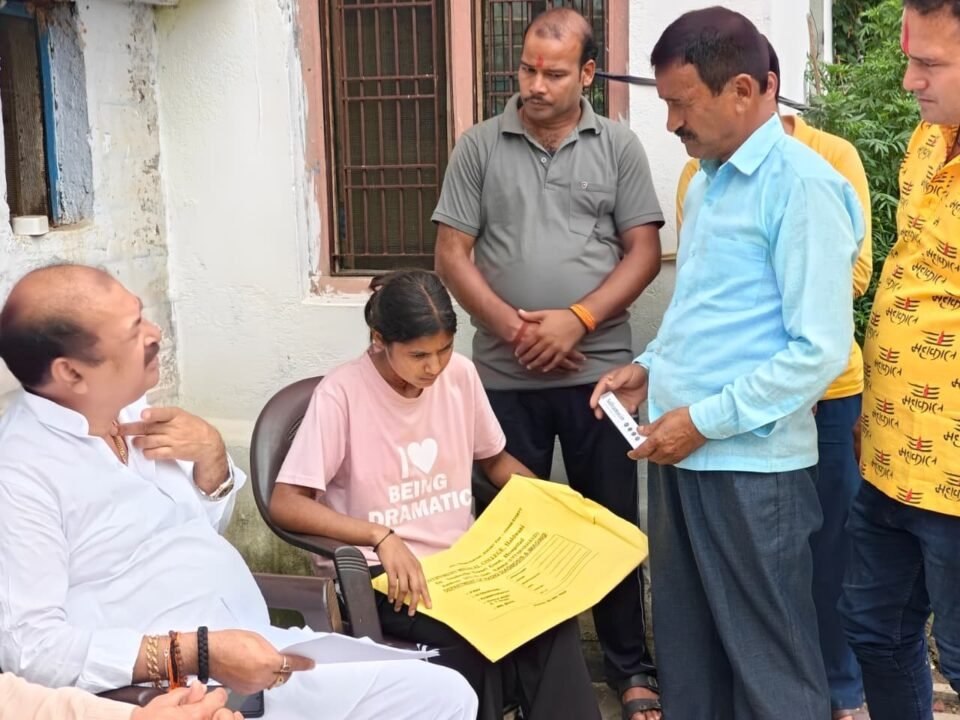 Salt MLA Mahesh Jeena visited Syalde to inquire about the condition of a girl injured in a leopard attack and issued strict instructions to the DFO regarding safety measures.