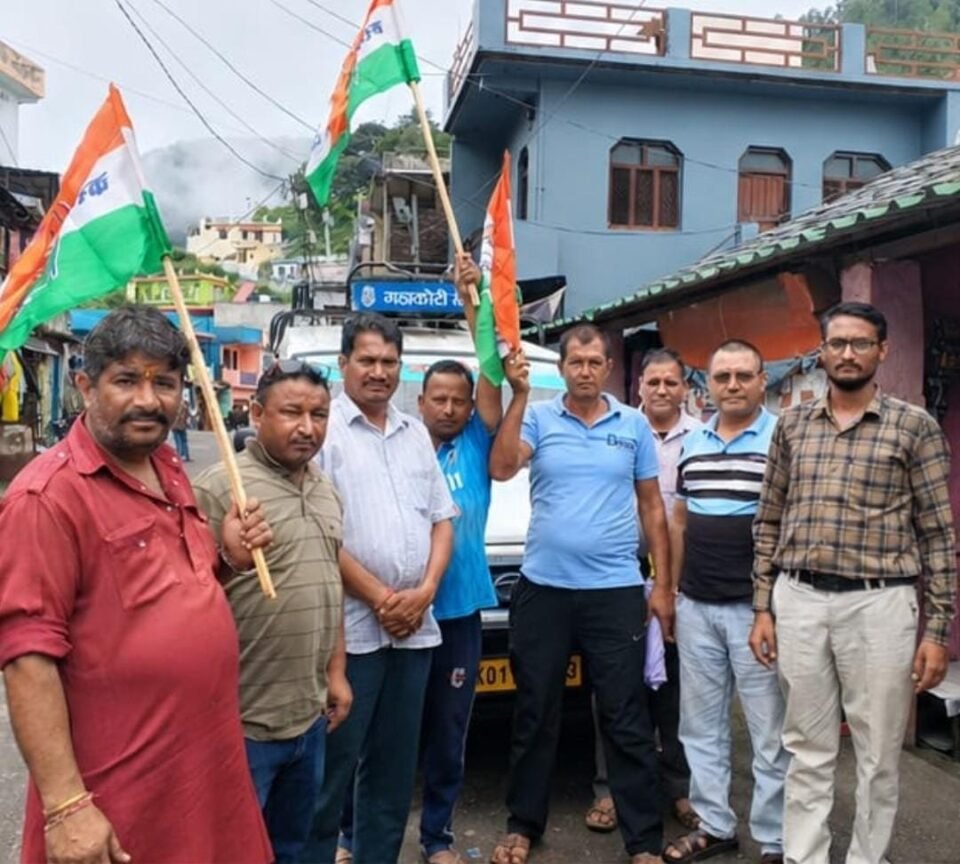 The Congress staged a protest and burned the government's effigy over issues related to health and education.