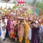 The Shrimad Bhagwat Mahapuran commenced at the Kamrad Siddha Peeth with a grand Kalash Yatra; a large number of people were present.