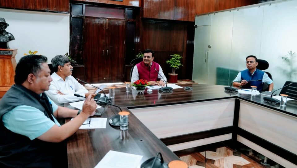 Chief Secretary reviews 25-point programme.