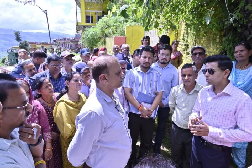District Magistrate Anshul Singh conducted a site inspection of the Dugalkhola and Khagmara wards of the Almora Municipal Corporation.