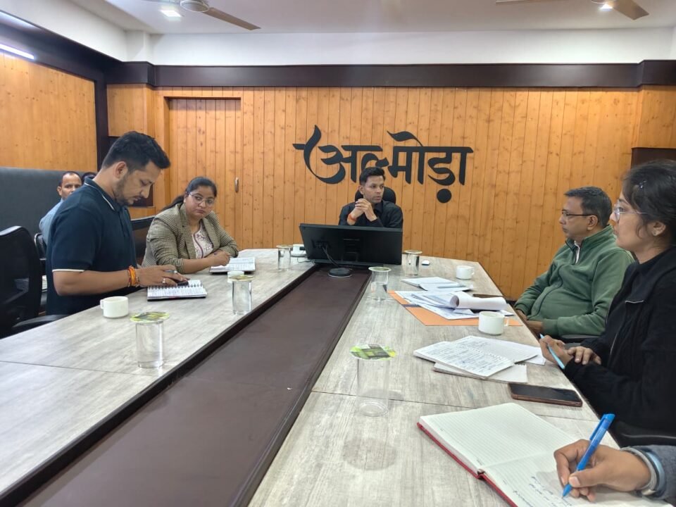 District Magistrate reviews preparedness in view of heavy rain warning; issues instructions for continuous monitoring of vulnerable areas.