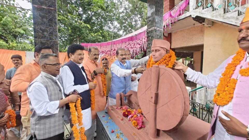 Hundreds of people, including Union Minister of State Ajay Tamta, paid tribute to the immortal martyrs of Khumar.