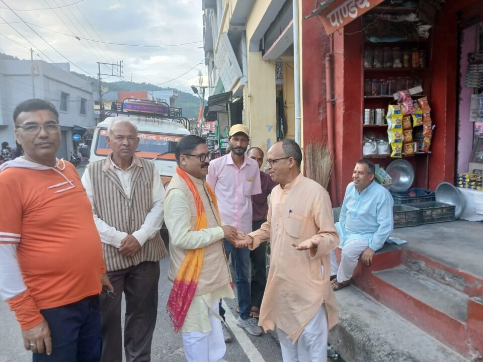 Kailash Pant, Chairman of the Labour Contract Board, toured Bhikiasain Nagar Panchayat and the surrounding areas, and extended Janmashtami greetings.