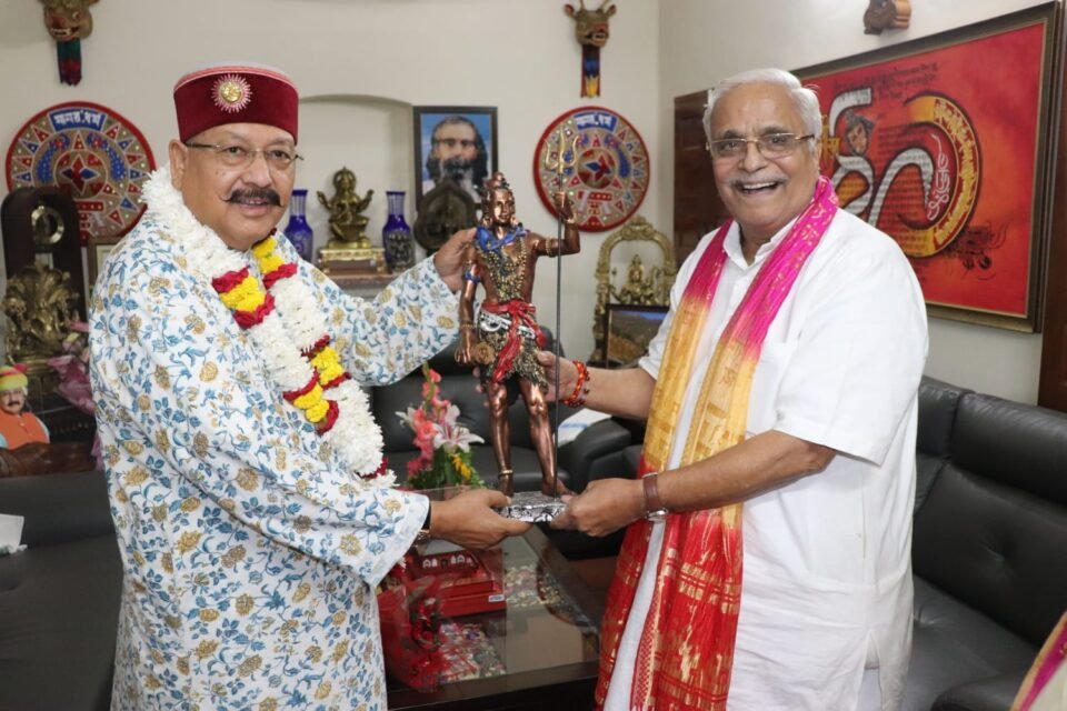 Senior Sangh Akhil Bharatiya Pracharak Bhayyaji Joshi met Maharaj and extended birthday greetings to him.
