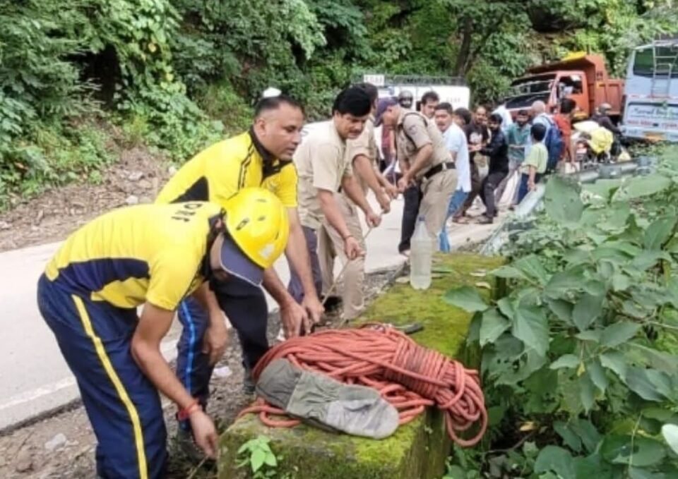 Tragic accident on Ramnagar-Bhatraunjkhan road Dumper plunges into gorge, driver dies.