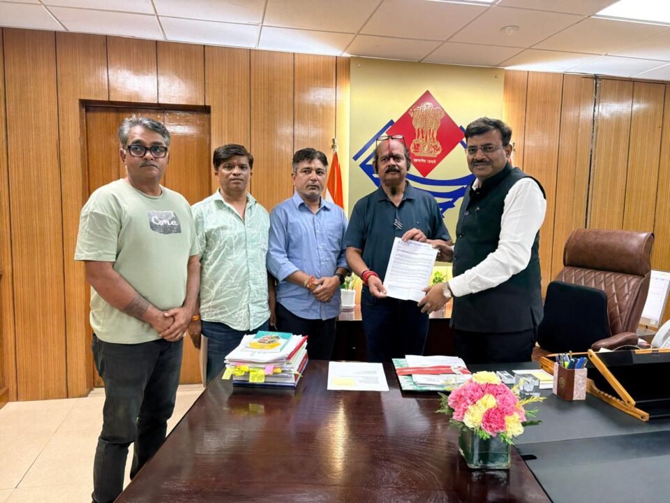 Contractors from the Devbhoomi Jal Shakti Contractor Welfare Association, Dehradun, met Principal Secretary Anand Bardhan.