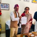Demand for the regularisation of 82 temporary professors in Uttarakhand; Dr. Ashish Upadhyay submits a memorandum to Deepti Rawat Bhardwaj.