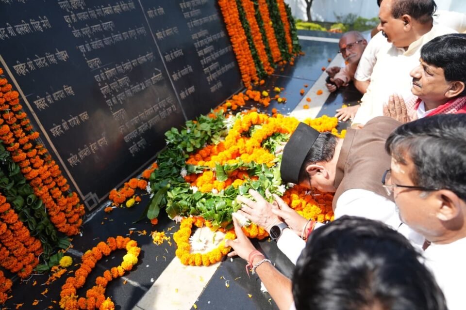 The Chief Minister paid tribute to the immortal martyrs of Rampur Tiraha.