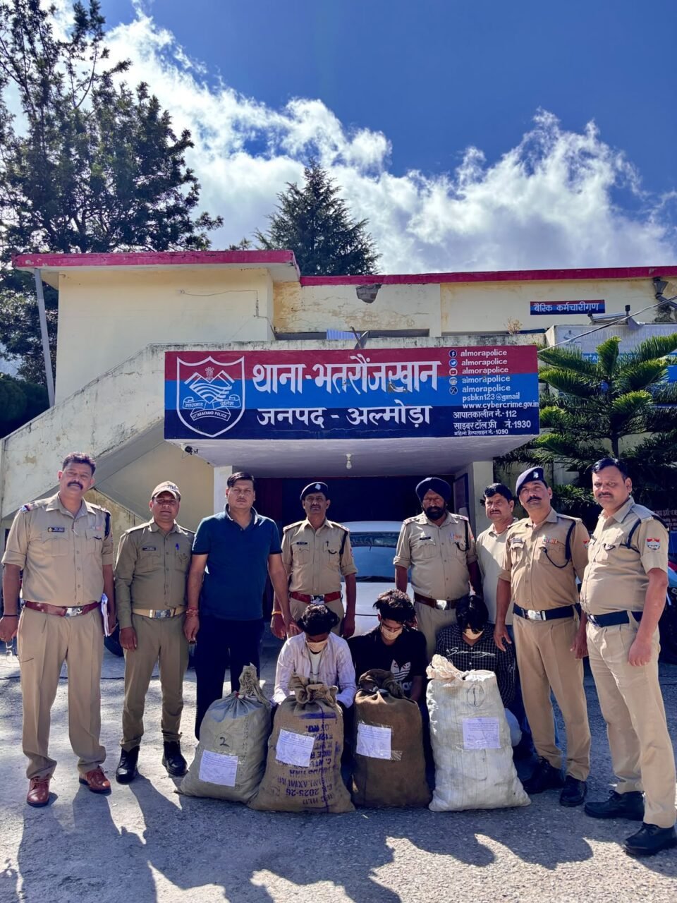 Three smugglers were transporting a large consignment of cannabis in a car without a number plate; 54.542 kg of cannabis was seized.